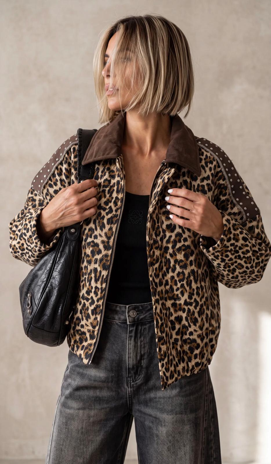 Veste léopard à col marron et épaules cloutées