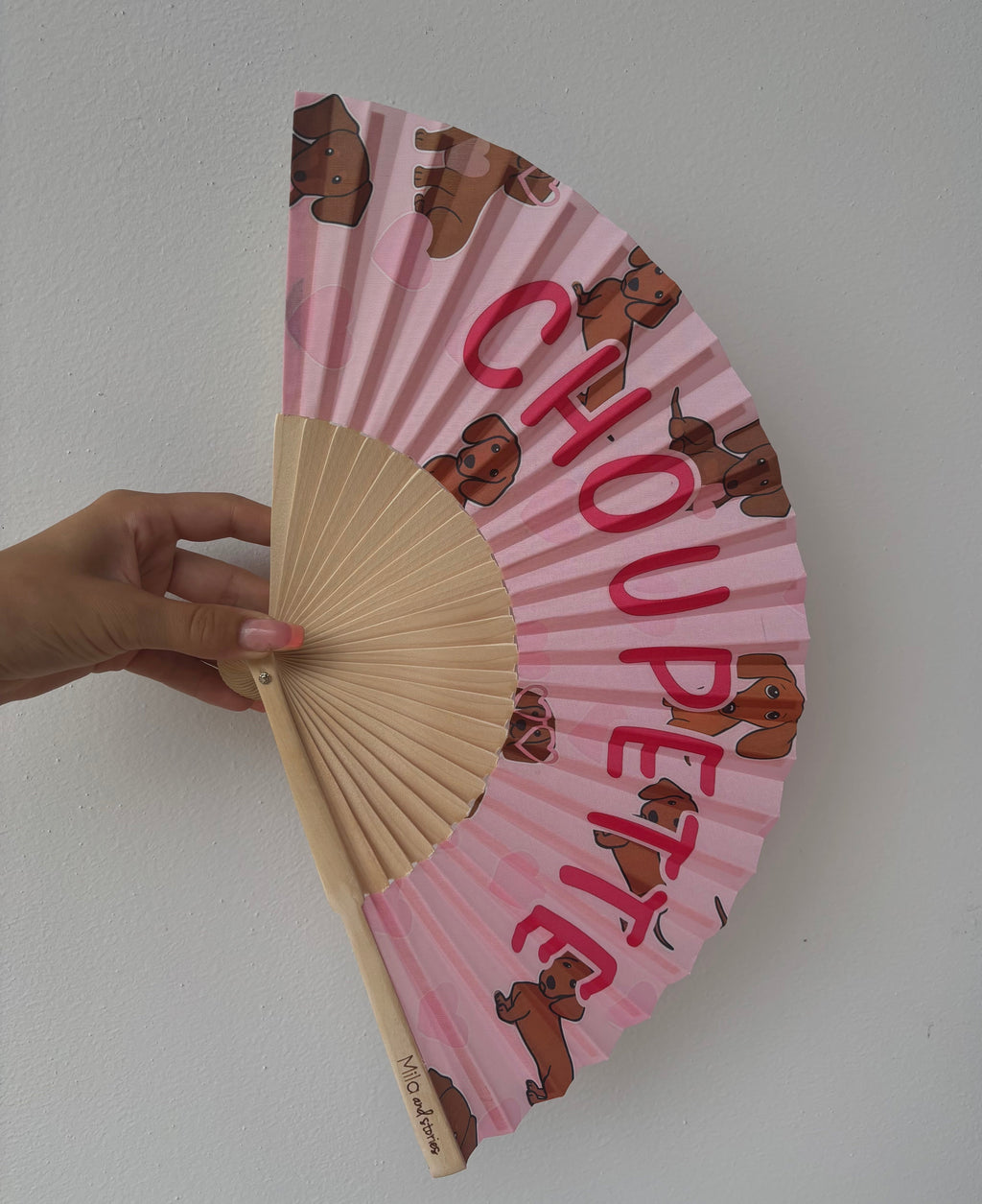 Éventail Choupette rose avec illustrations de teckels