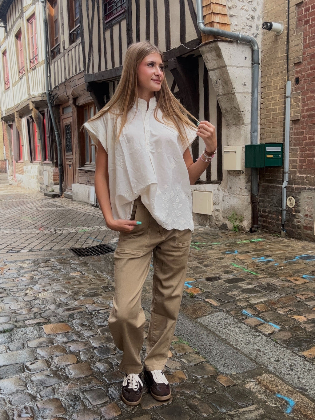Pantalon cargo beige - look blazer noir