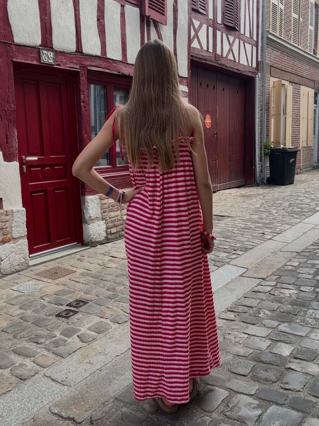 Robe longue en crochet rayée rouge et rose