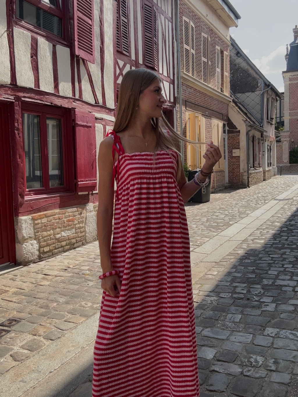 Robe longue en crochet rayée rouge et rose