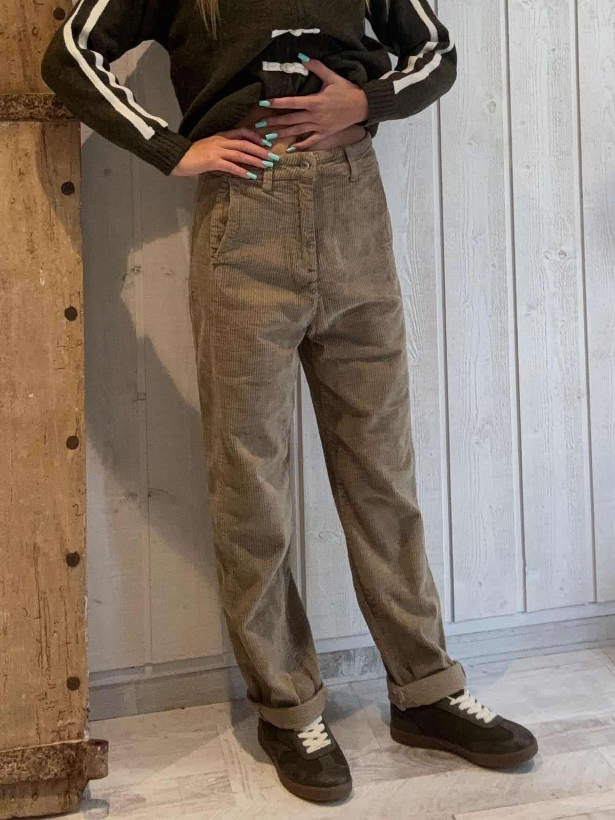 Bombers kaki bandes écru porté avec pantalon cargo camel