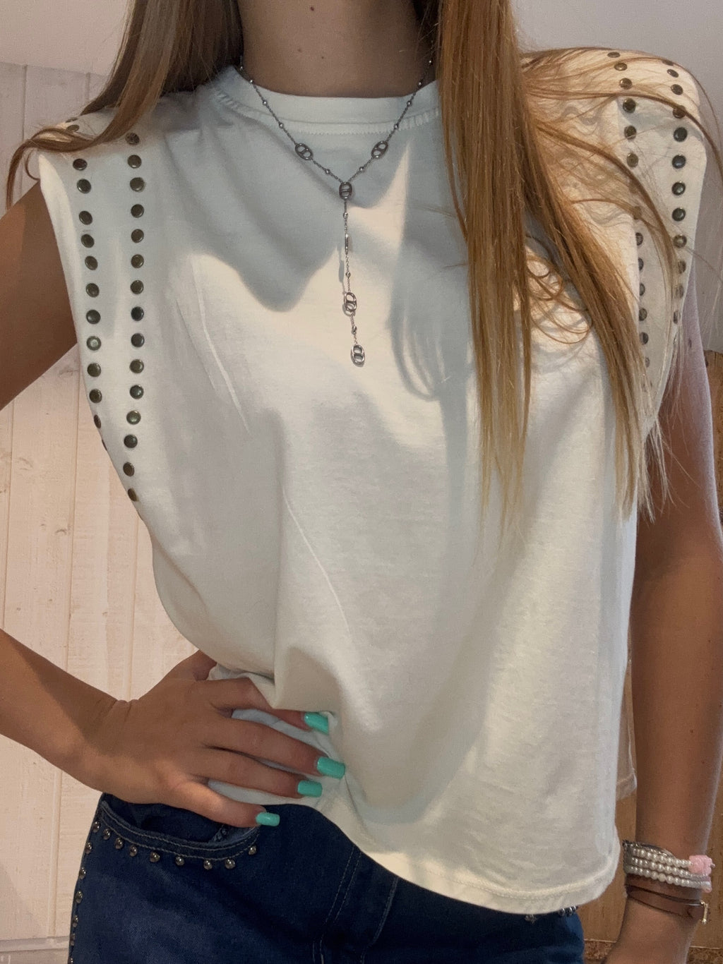 T-shirt beige à épaulettes cloutées