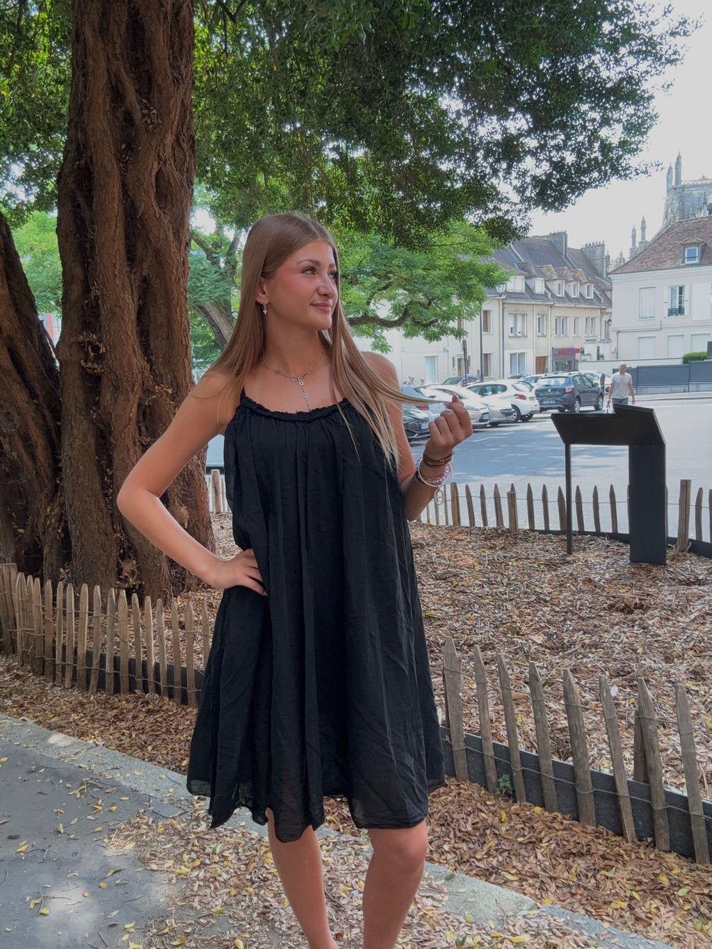 Robe Courte Noire à Bretelles