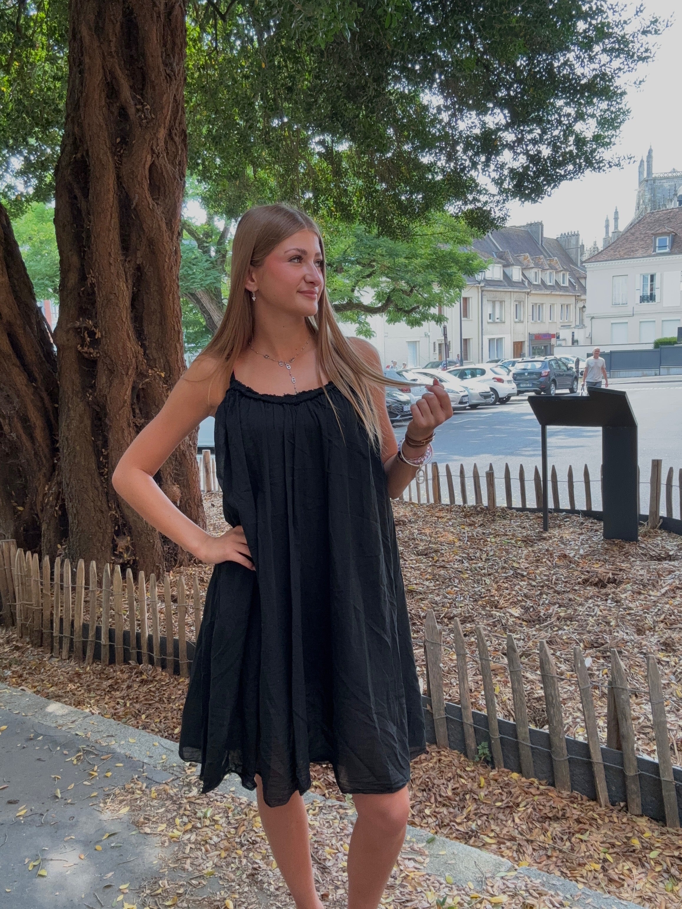 Robe Courte Noire à Bretelles