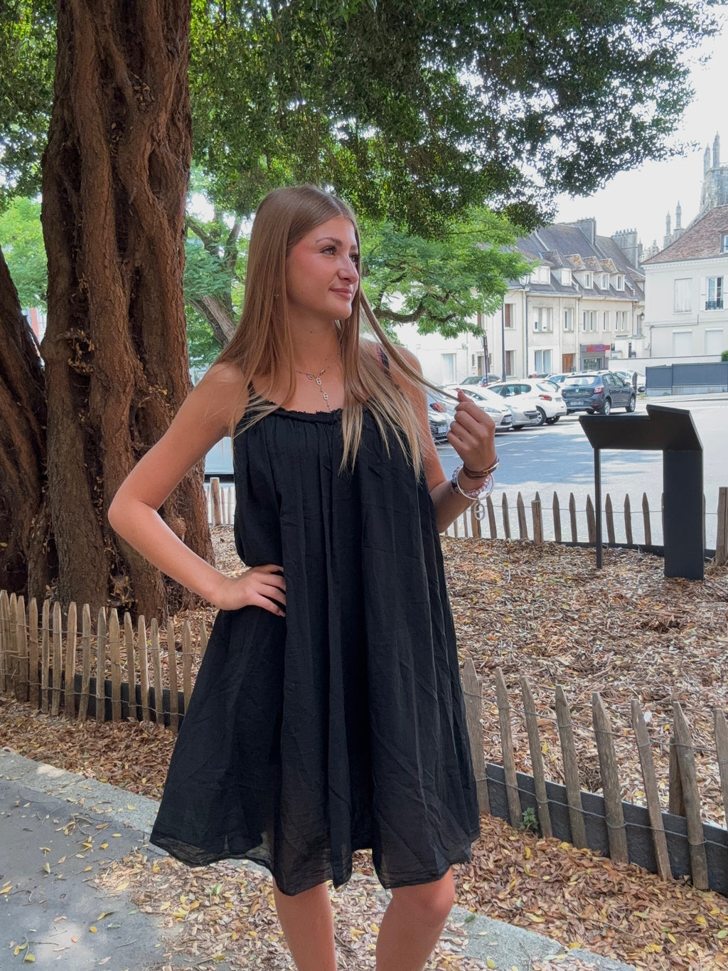 Robe Courte Noire à Bretelles