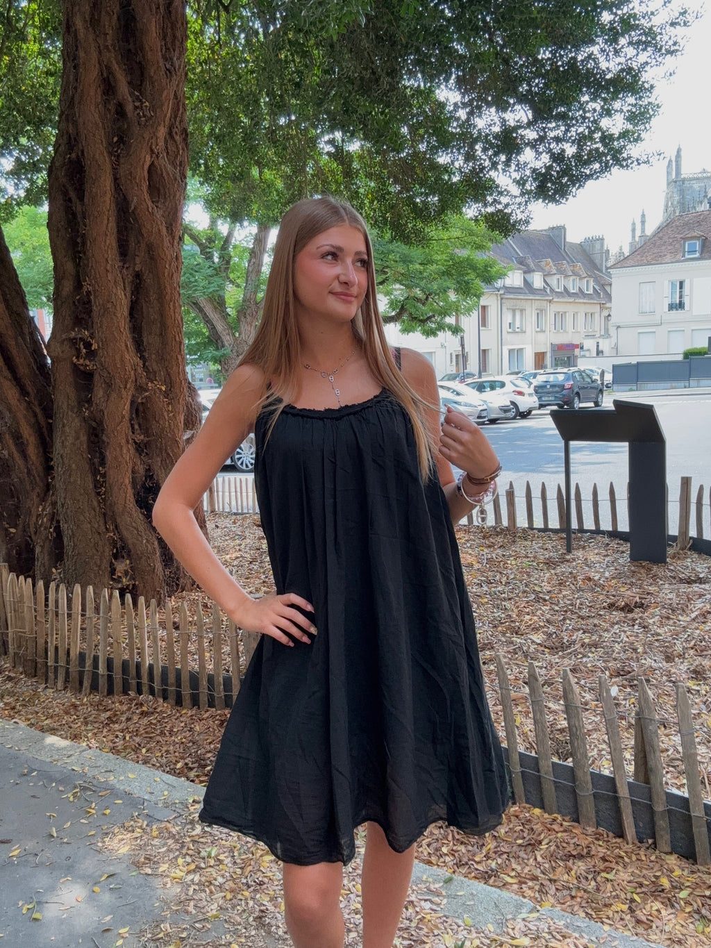 Robe courte noire à bretelles fines et col froncé