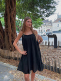 Robe courte noire à bretelles fines et col froncé