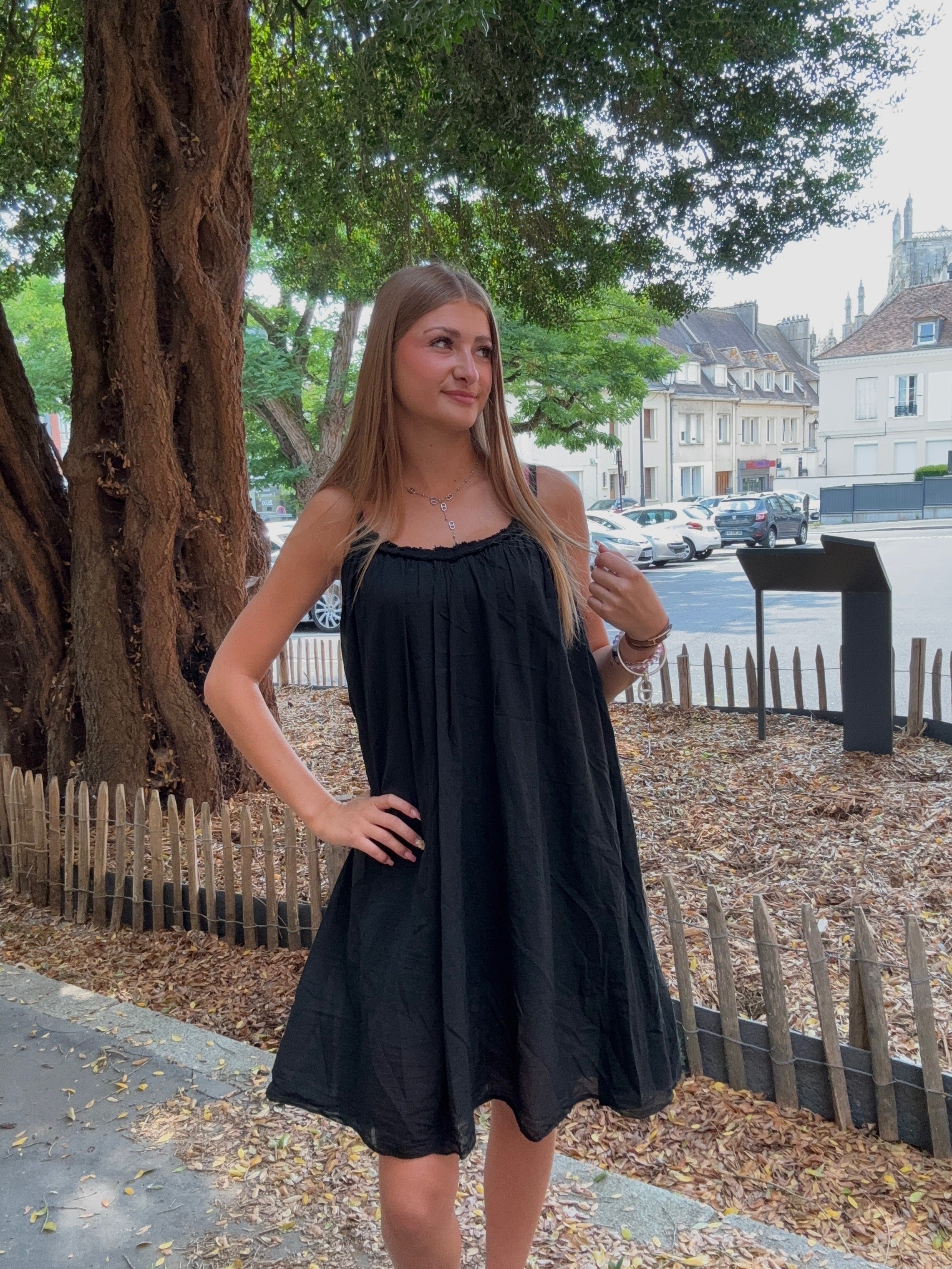 Robe courte noire à bretelles fines et col froncé