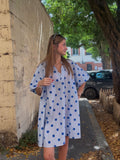 Robe à pois bleus