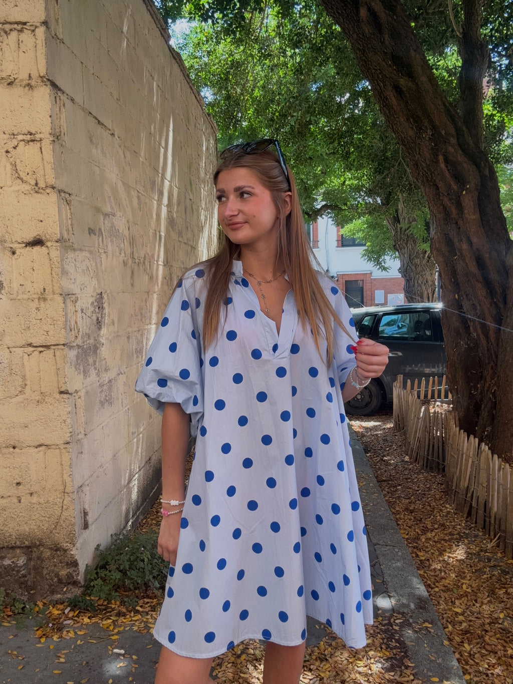 Robe à pois bleus