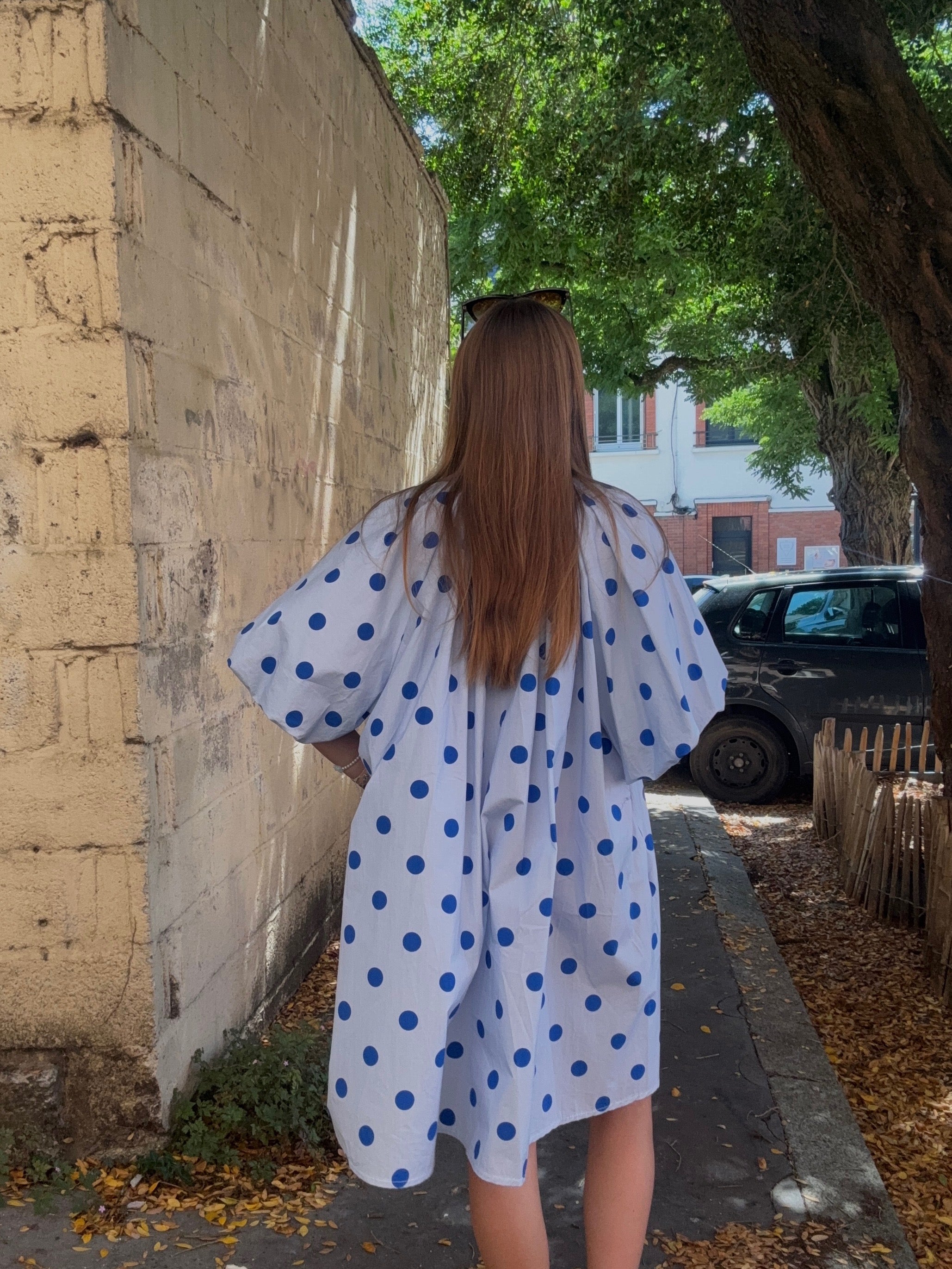 Robe à pois bleus