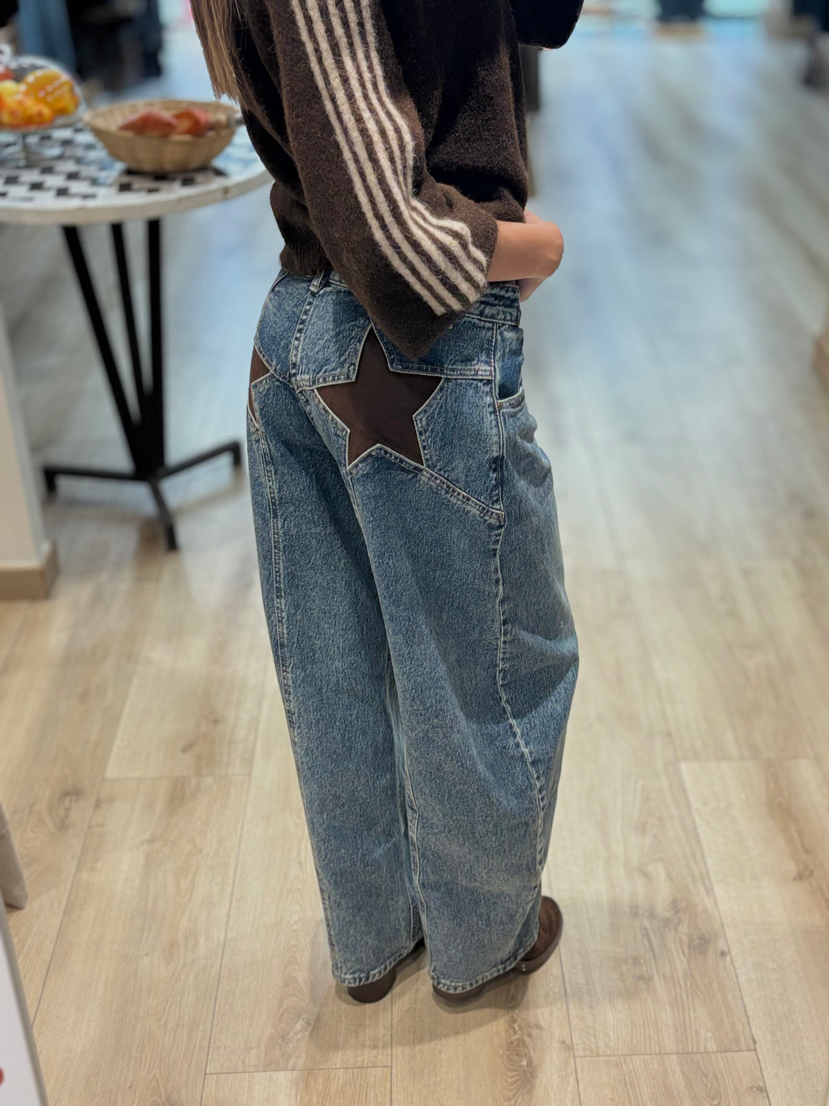 Jean large bleu à étoile contrastante au dos