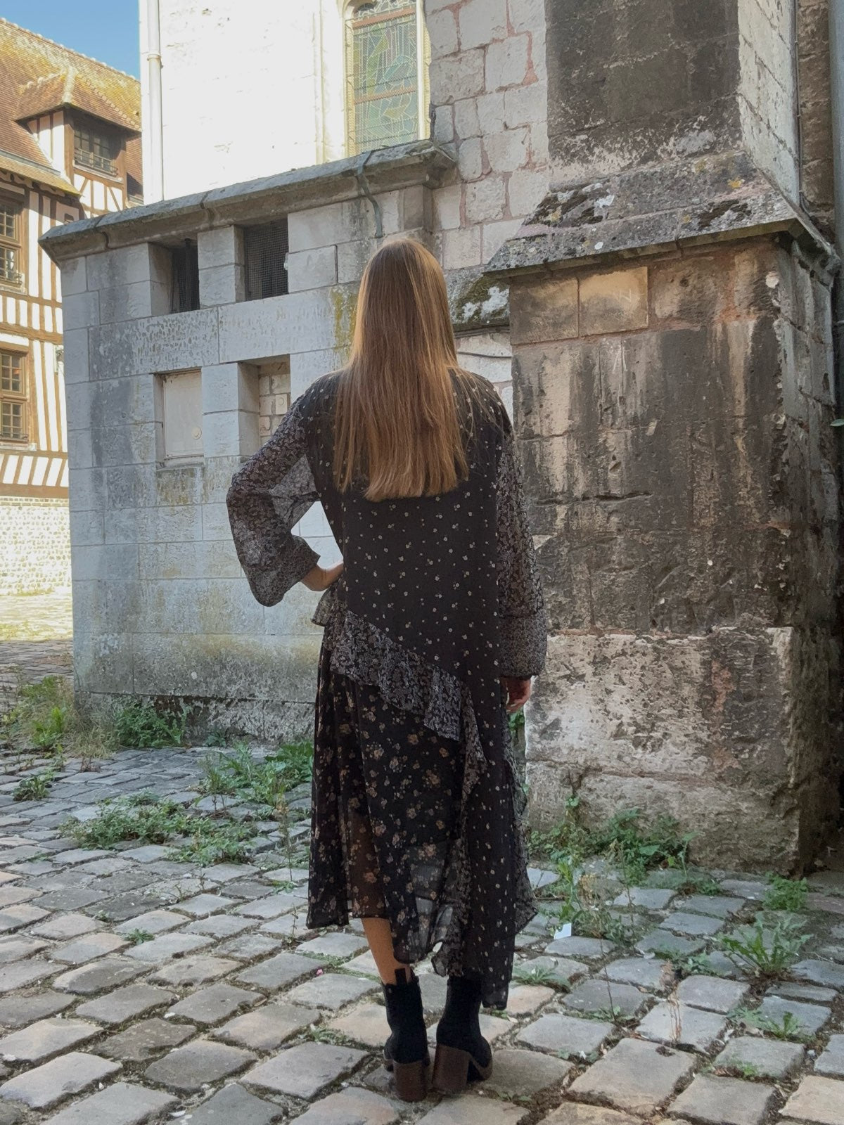 Robe longue sombre à imprimé et volants
