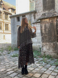 Robe longue sombre à imprimé et volants