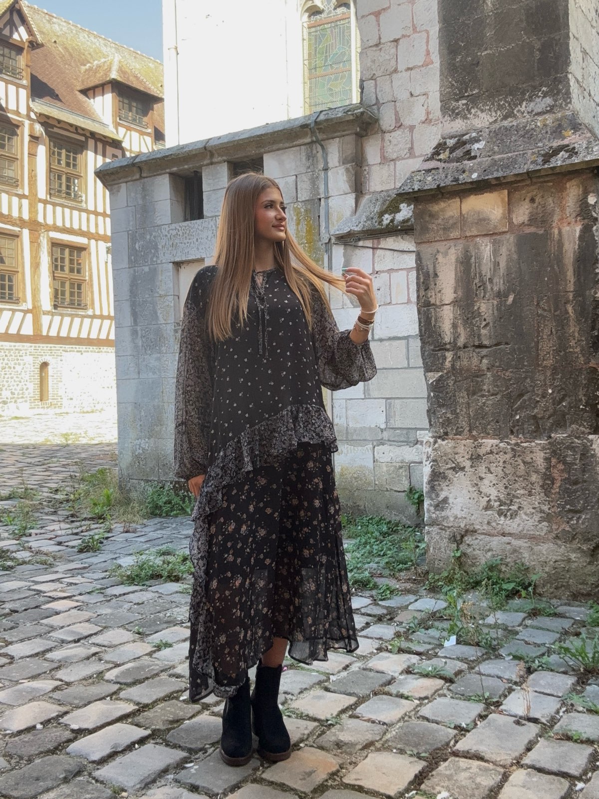 Robe longue sombre à imprimé et volants
