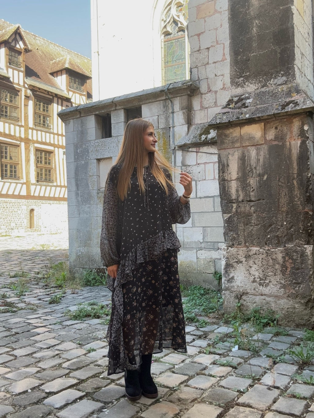Robe longue sombre à imprimé et volants
