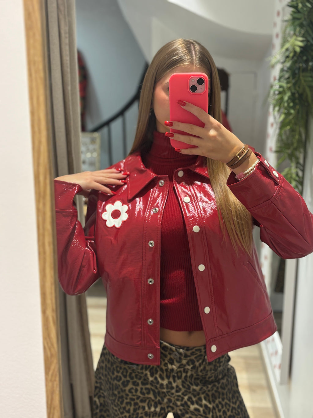 Veste vernie rouge à fleur blanche