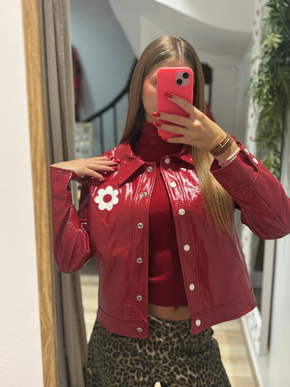Veste vernie rouge à fleur blanche