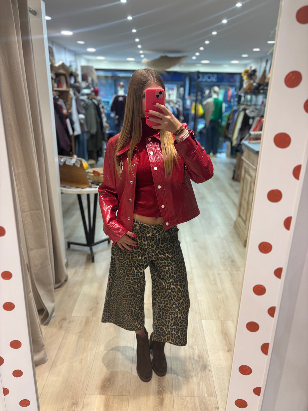 Veste vernie rouge à fleur blanche