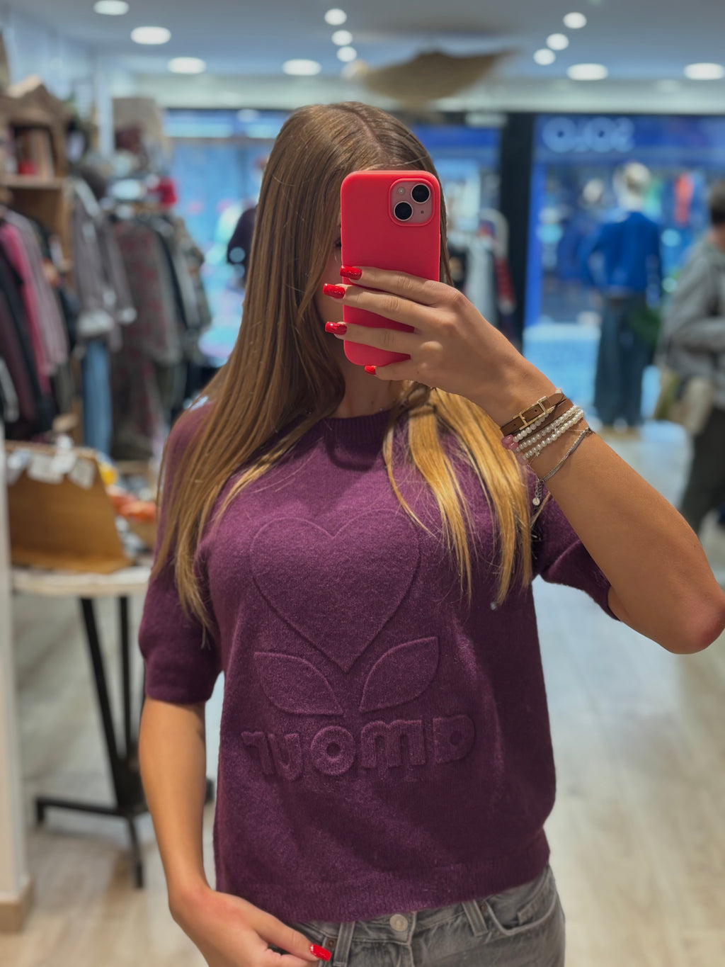 Pull violet à motif en relief