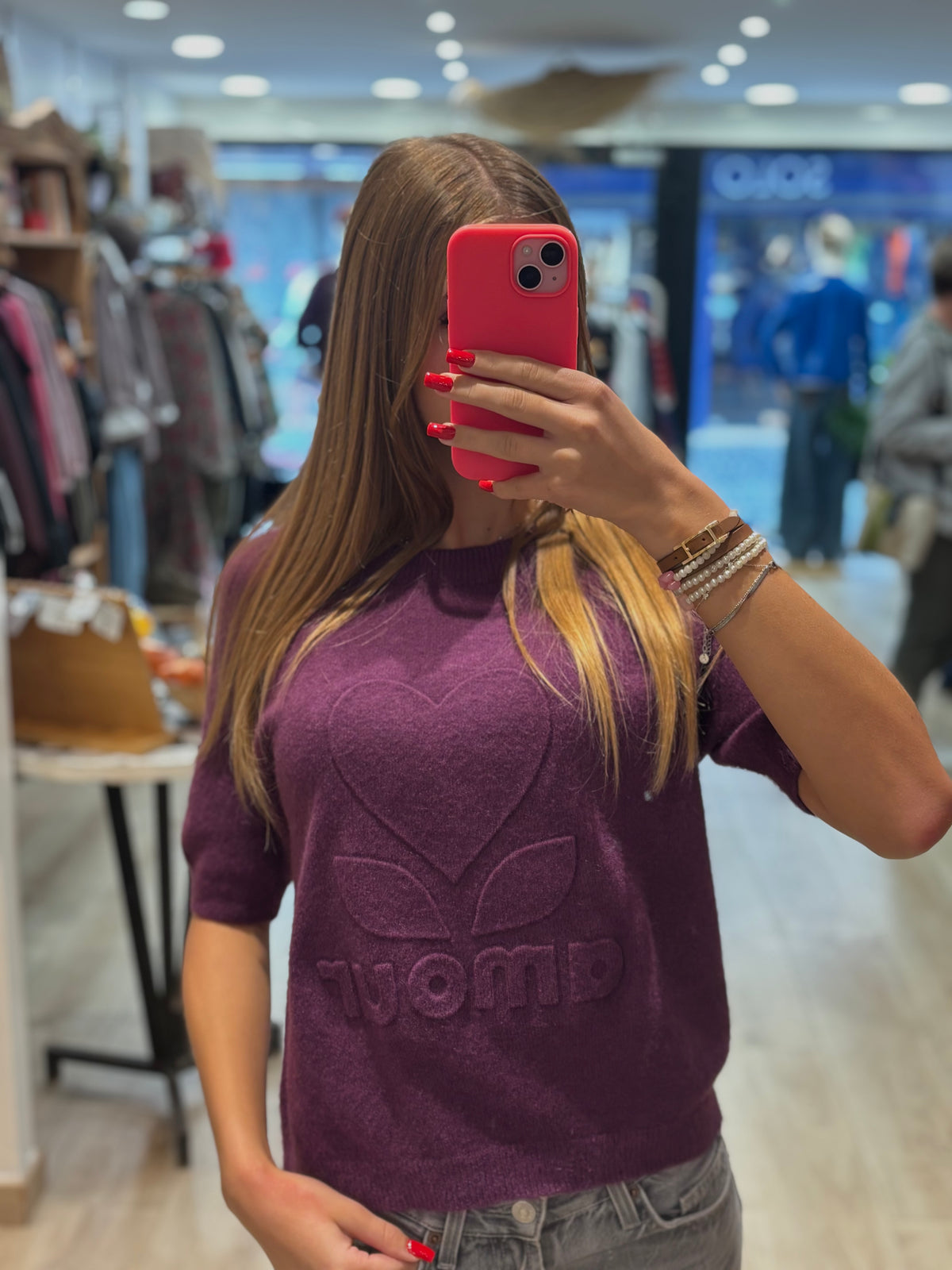 Pull violet à motif en relief