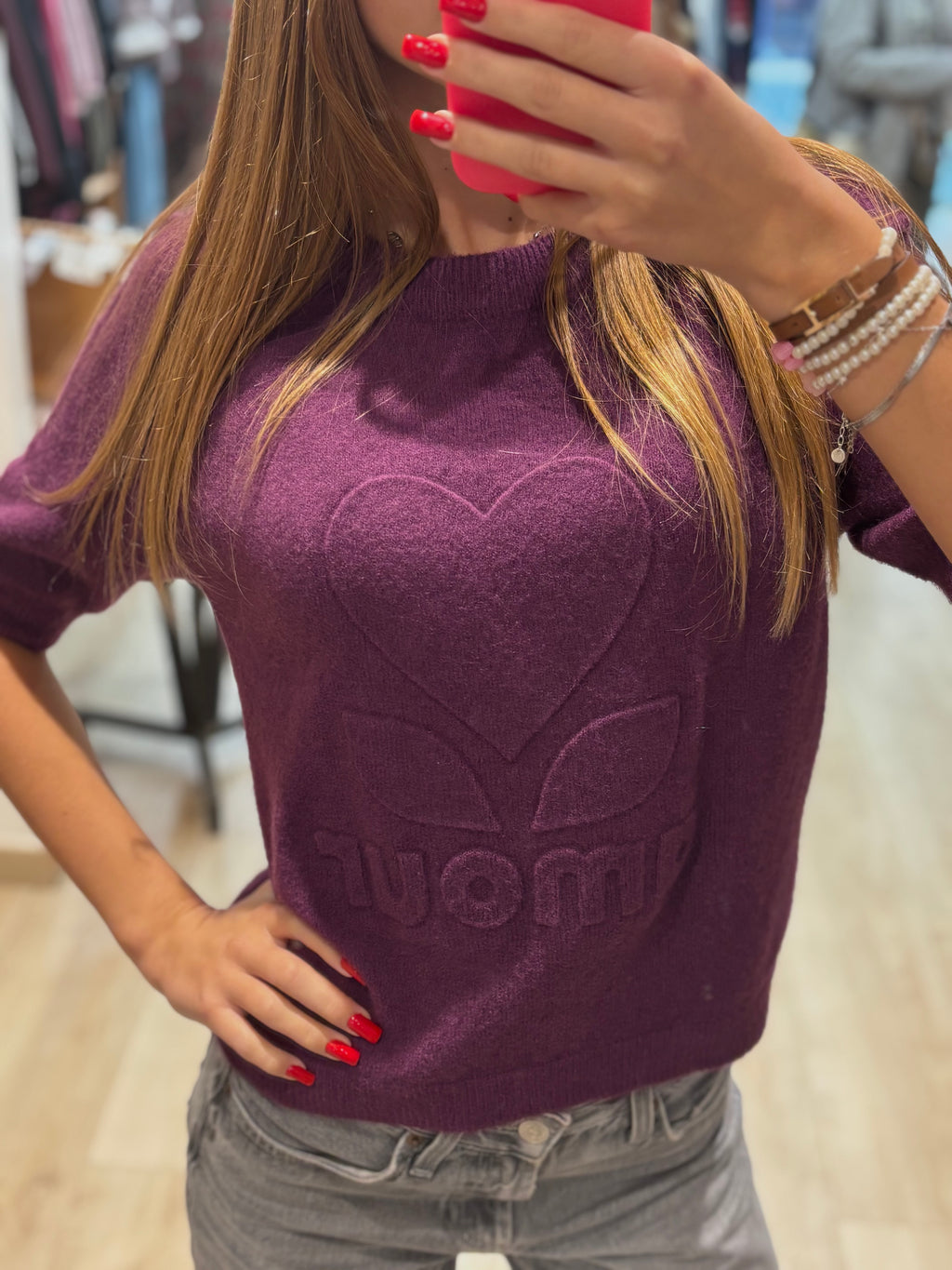 Pull violet à motif en relief