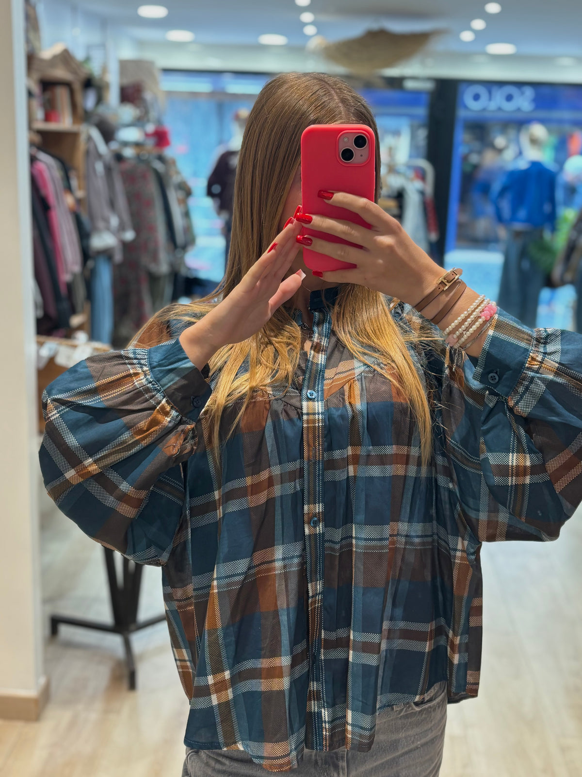 Blouse à carreaux bleus et bruns