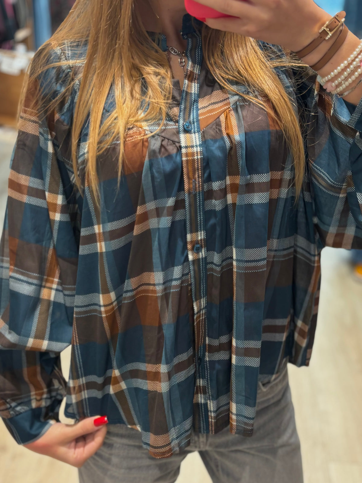 Blouse à carreaux bleus et bruns