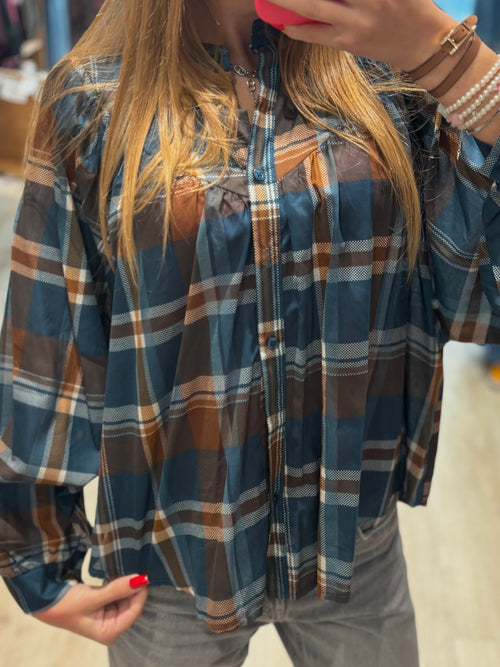 Blouse à carreaux bleus et bruns