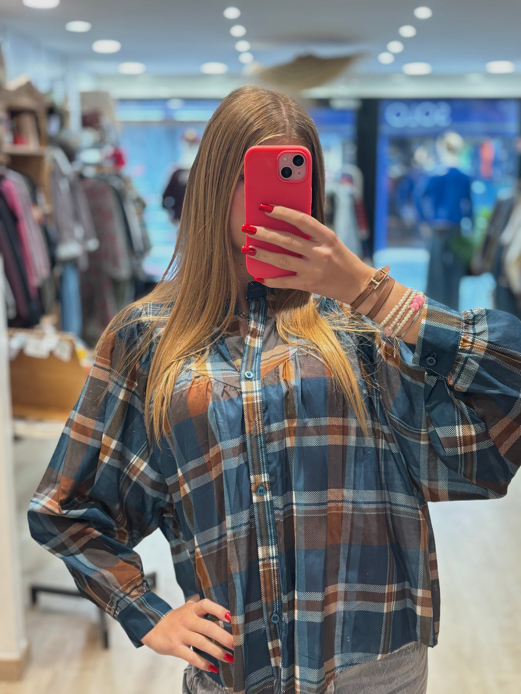 Blouse à carreaux bleus et bruns