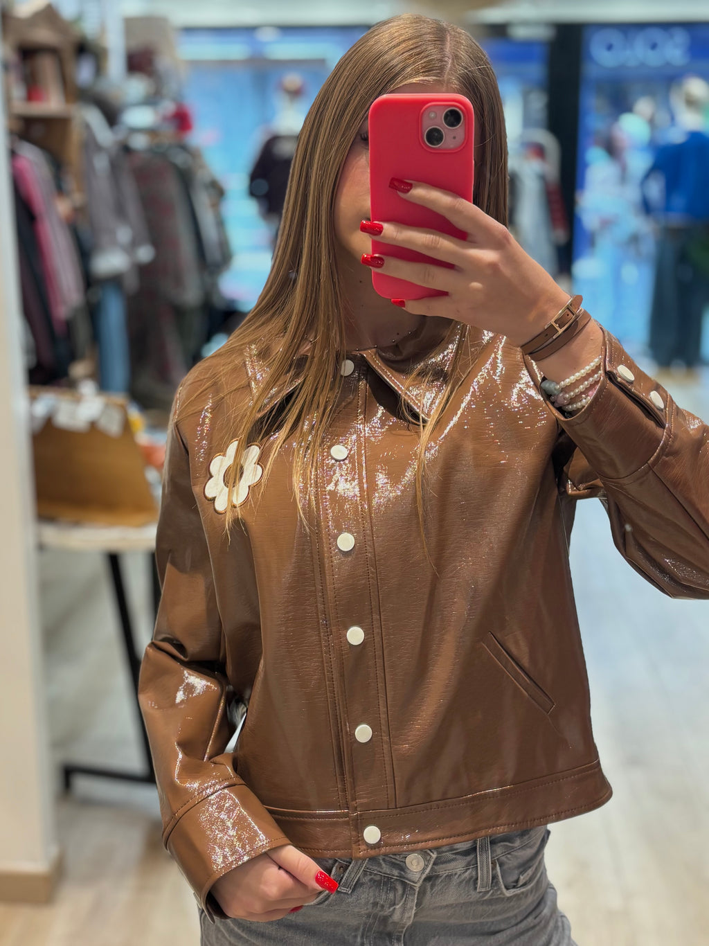Veste chocolat brillante à boutons contrastants