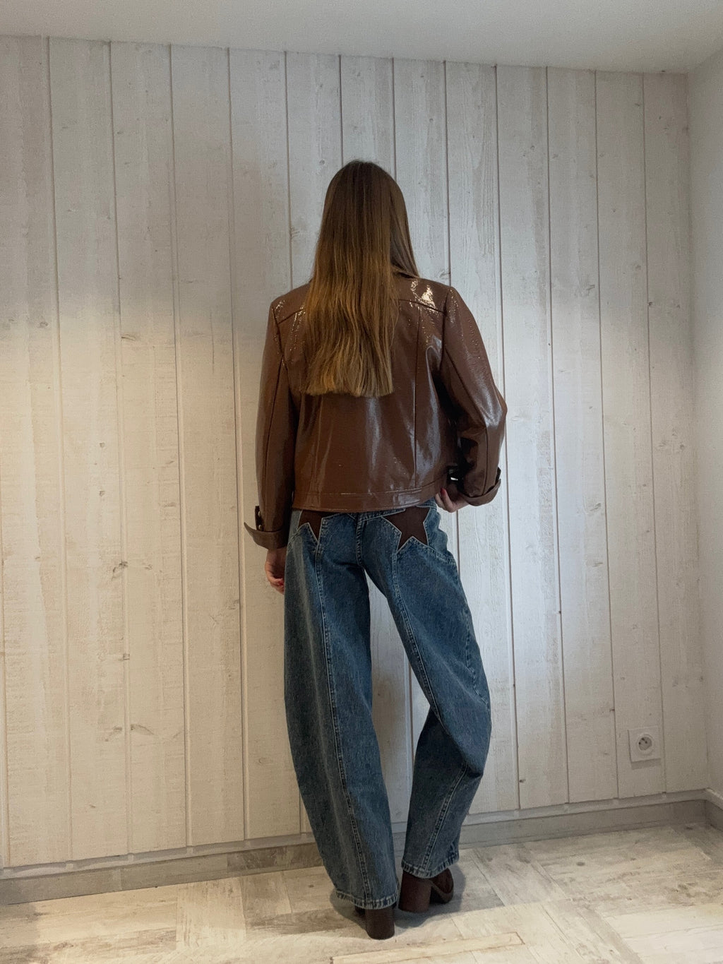 Veste chocolat brillante à boutons contrastants