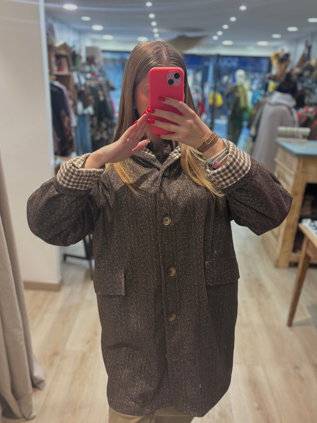 Manteau à capuche boutonné avec poches à rabat