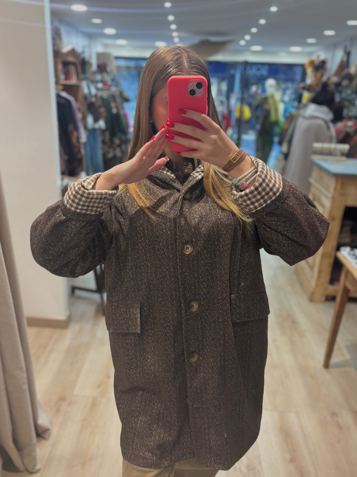 Manteau à capuche boutonné avec poches à rabat