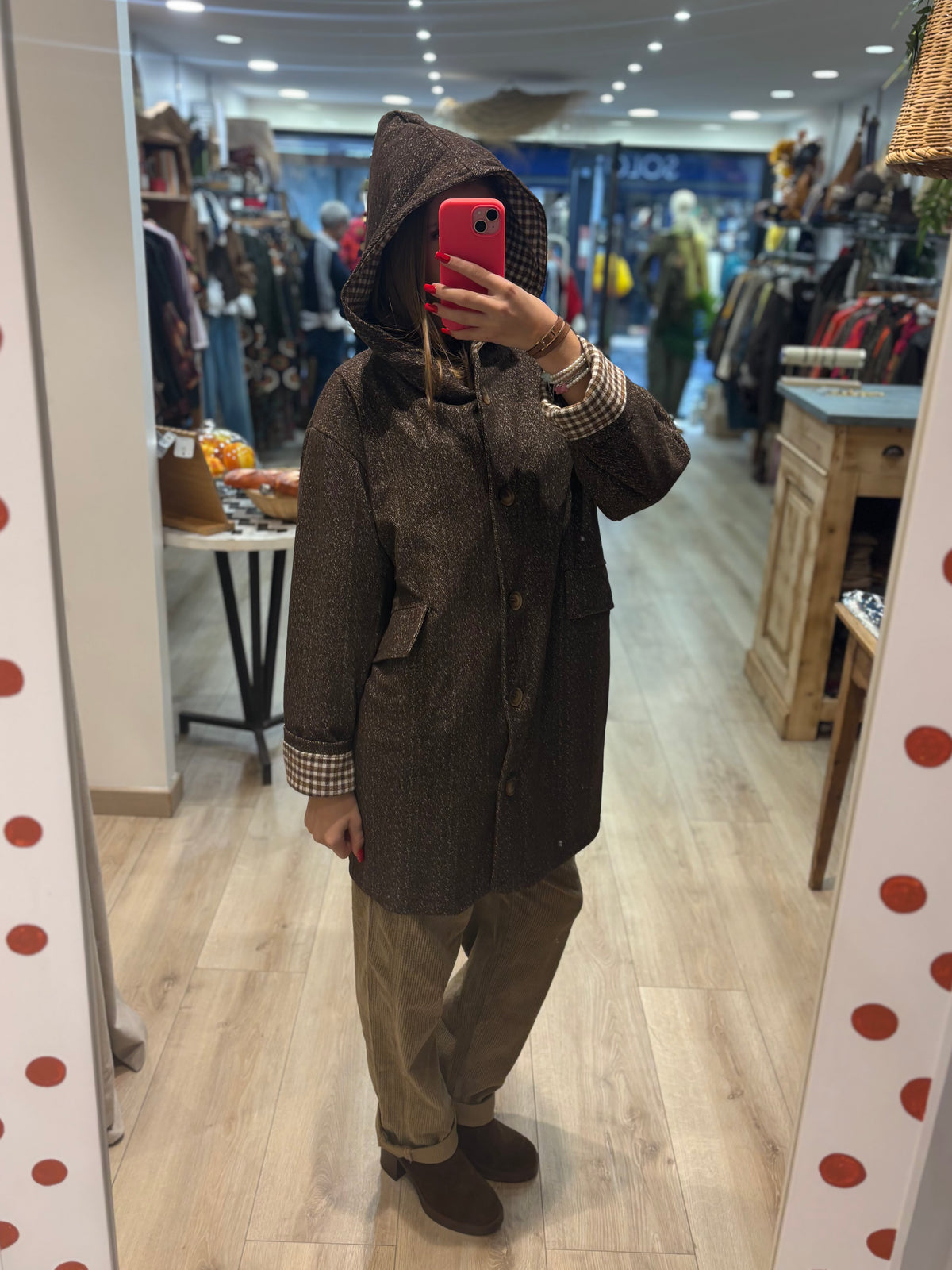 Manteau à capuche boutonné avec poches à rabat