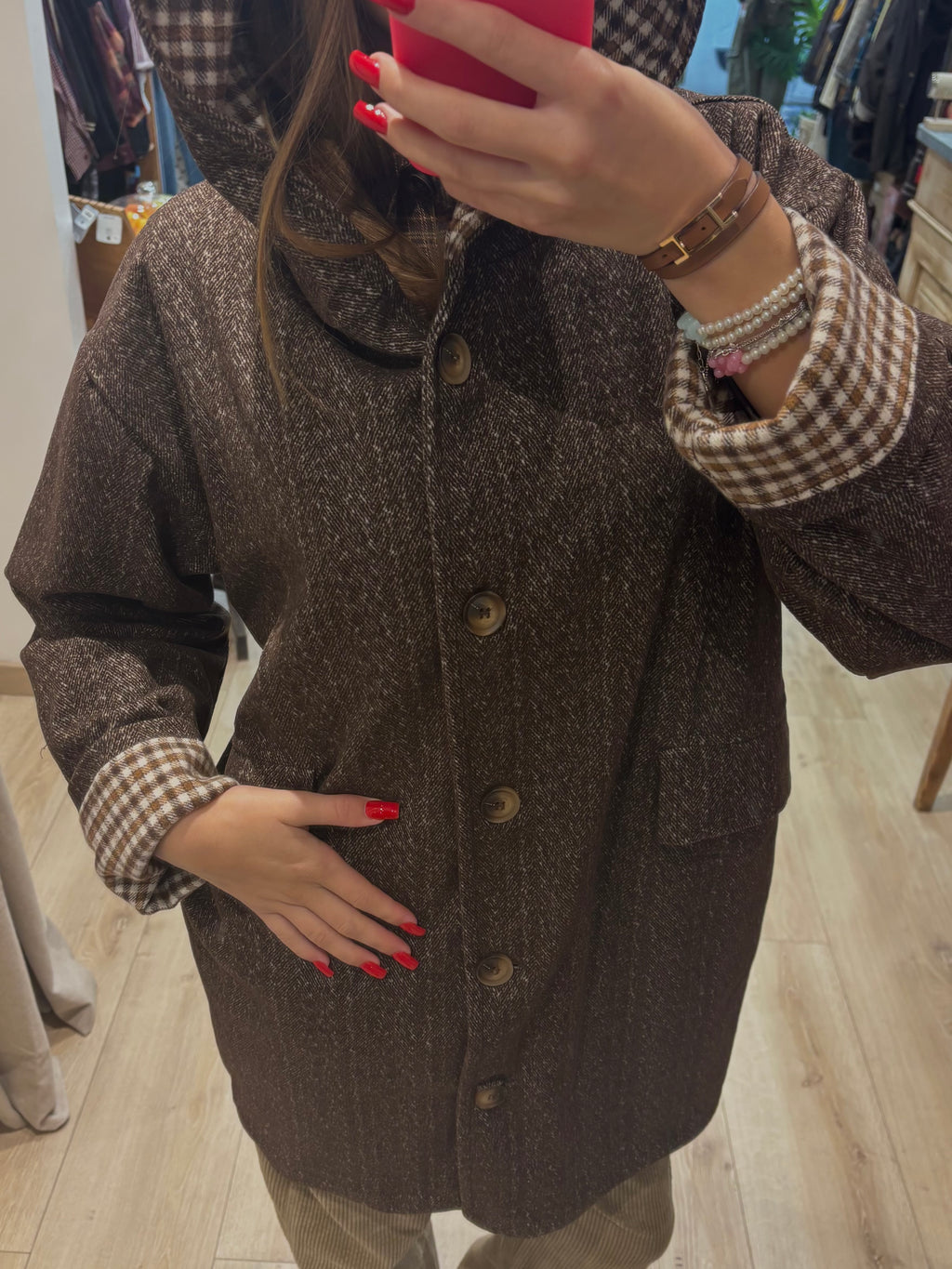 Manteau à capuche boutonné avec poches à rabat