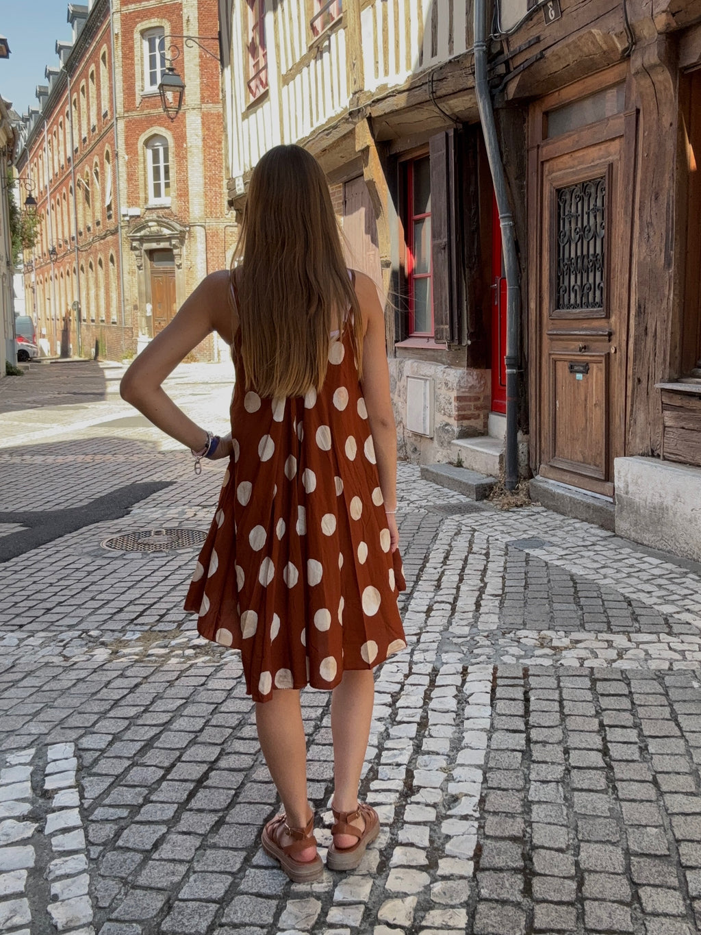 Robe Courte Marron Clair à Pois Crème – Douce & Féminine