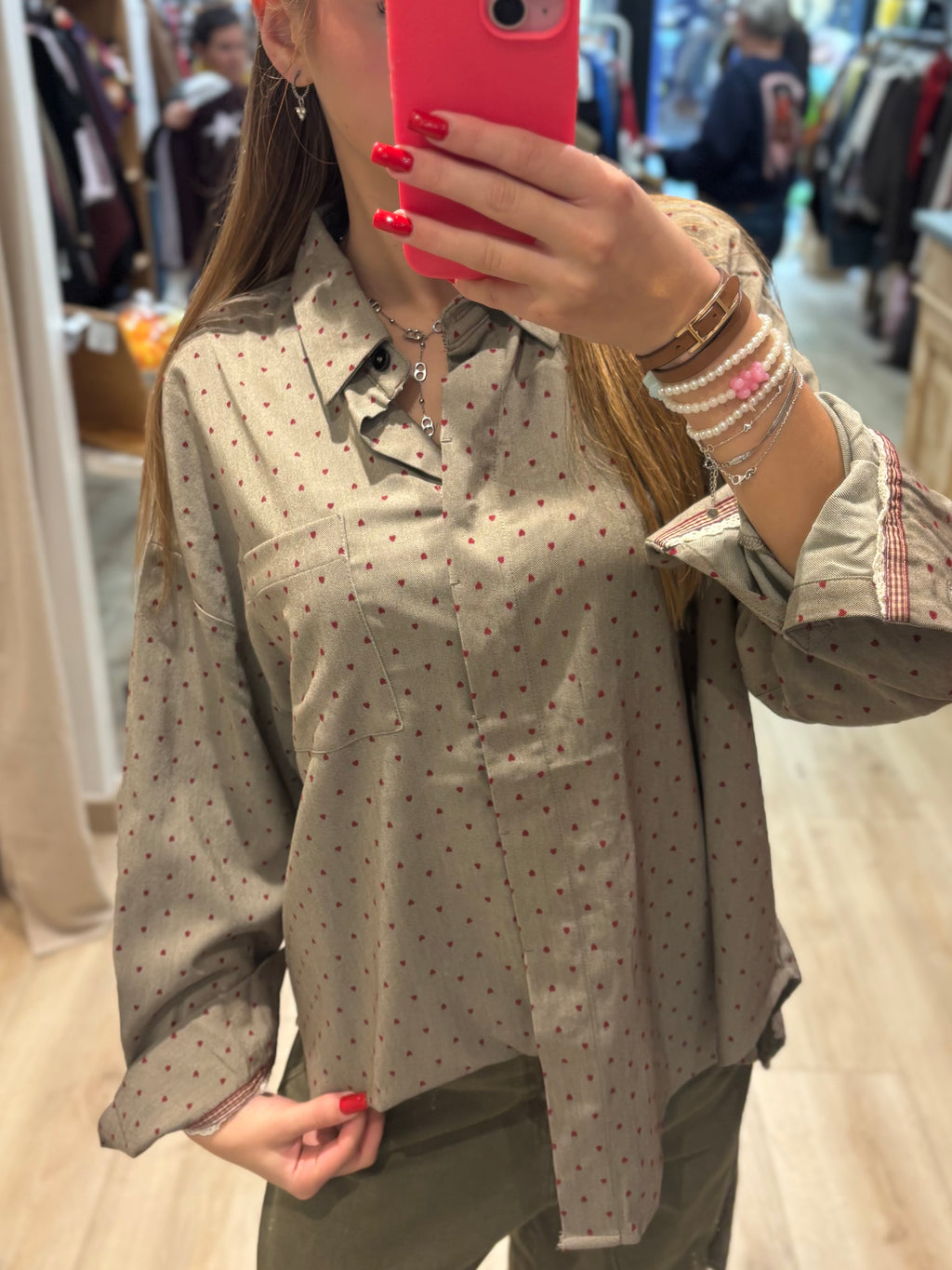Chemise ample à petits motifs et poignets contrastés