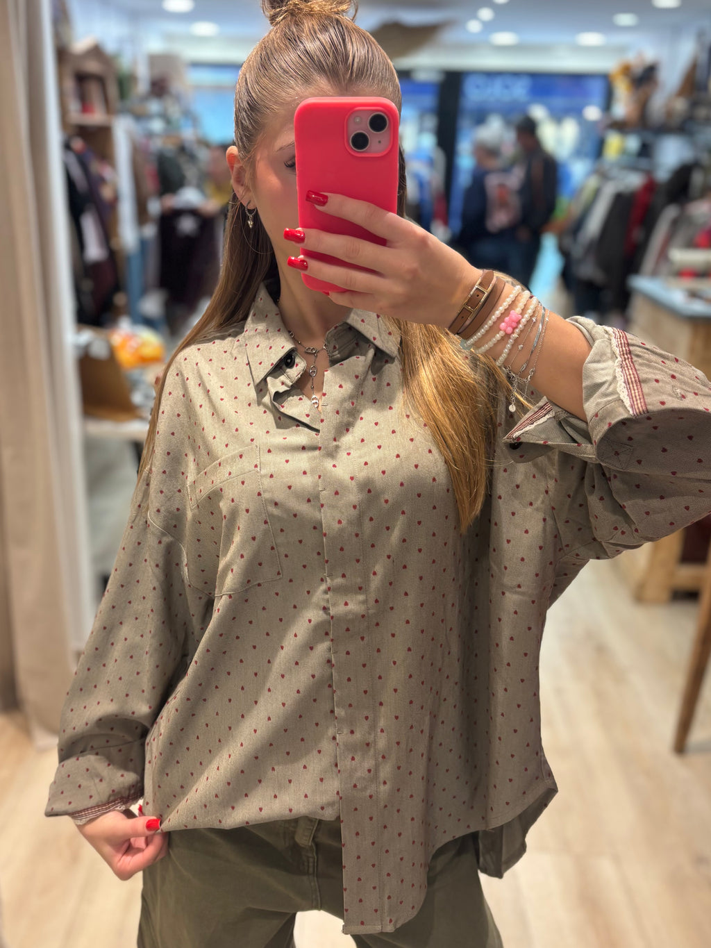 Chemise ample à petits motifs et poignets contrastés