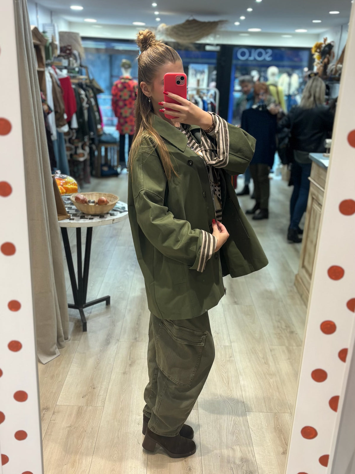Manteau boutonné à col chemise et coupe évasée