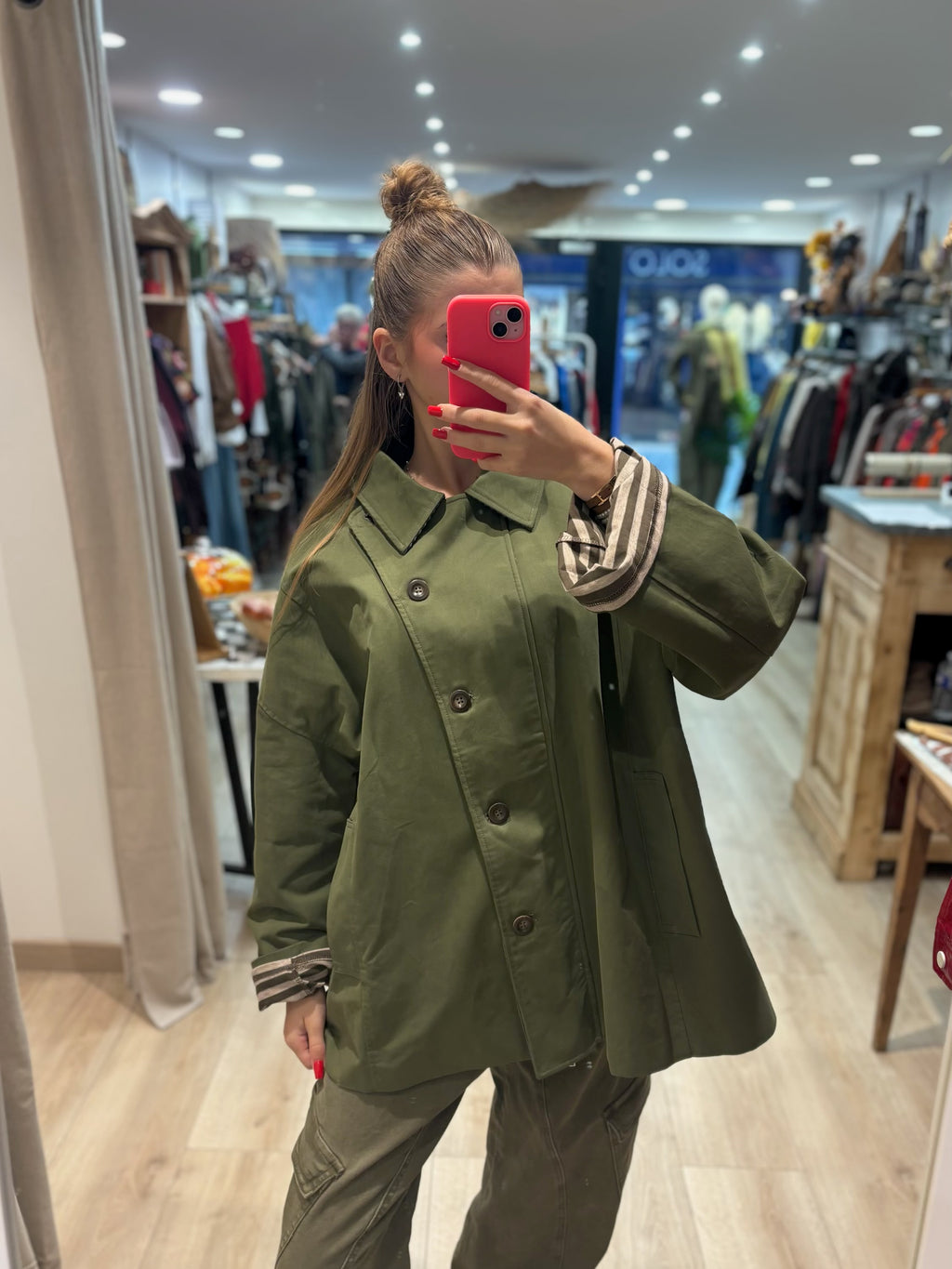 Manteau boutonné à col chemise et coupe évasée