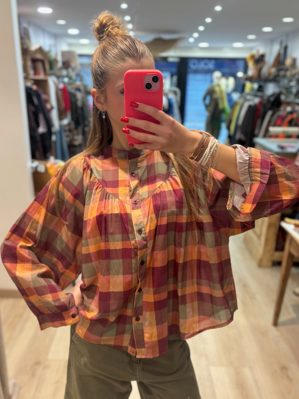 Blouse à grands carreaux et détails froncés