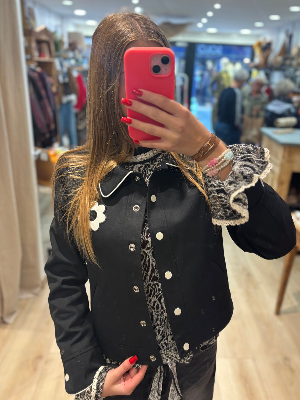 Veste courte à fleur et liserés contrastés