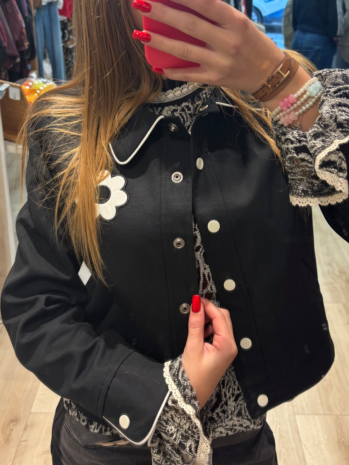 Veste courte à fleur et liserés contrastés