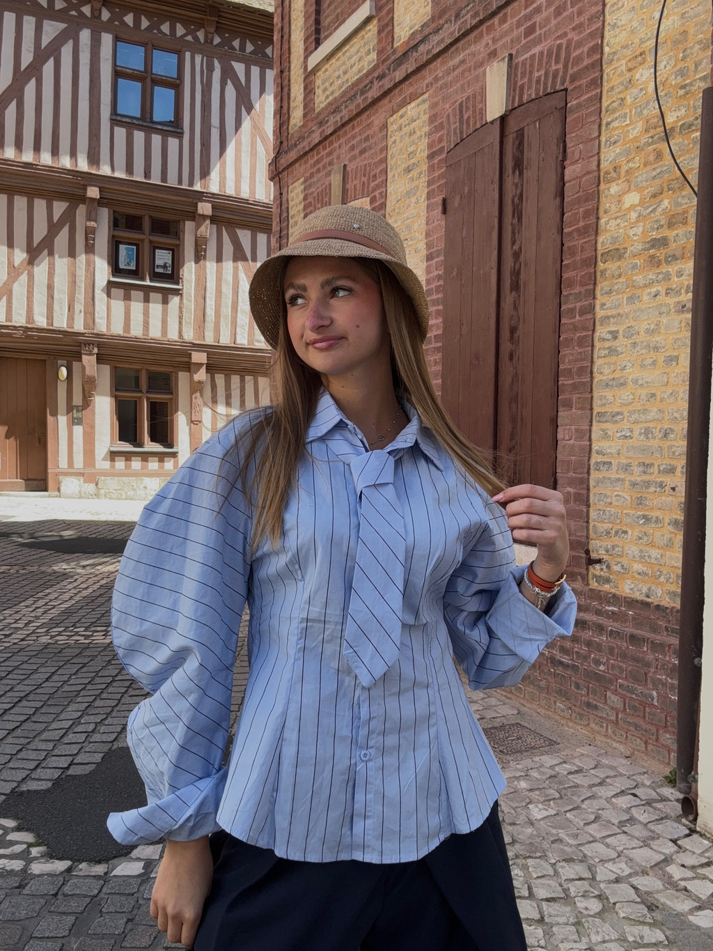 Chemise Bleue Rayée – Lavallière