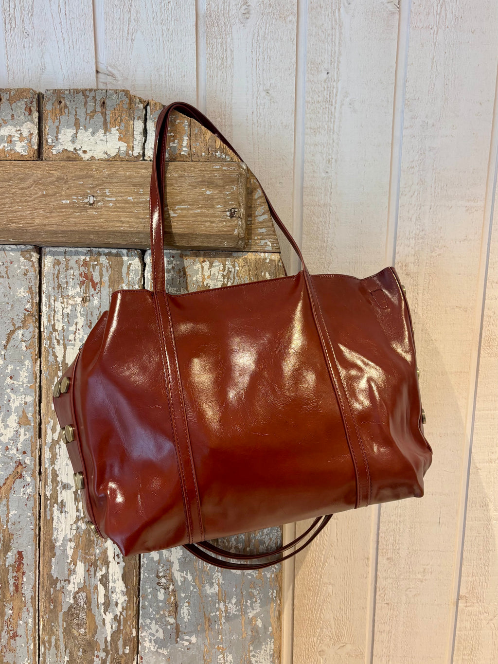 Sac cabas bordeaux à détails métalliques