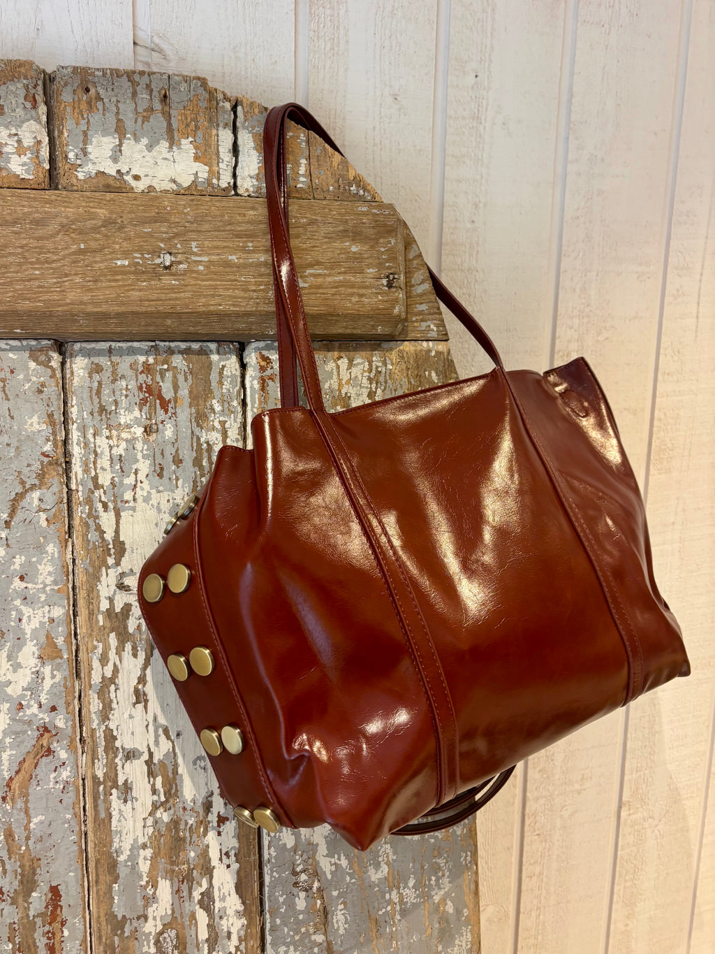 Sac cabas bordeaux à détails métalliques