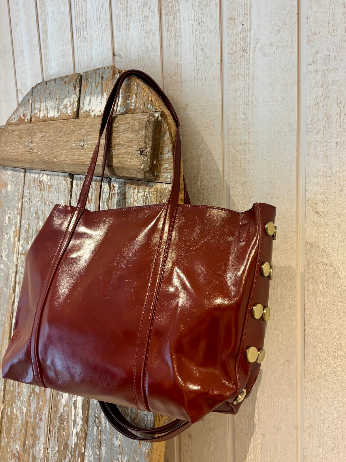 Sac cabas bordeaux à détails métalliques
