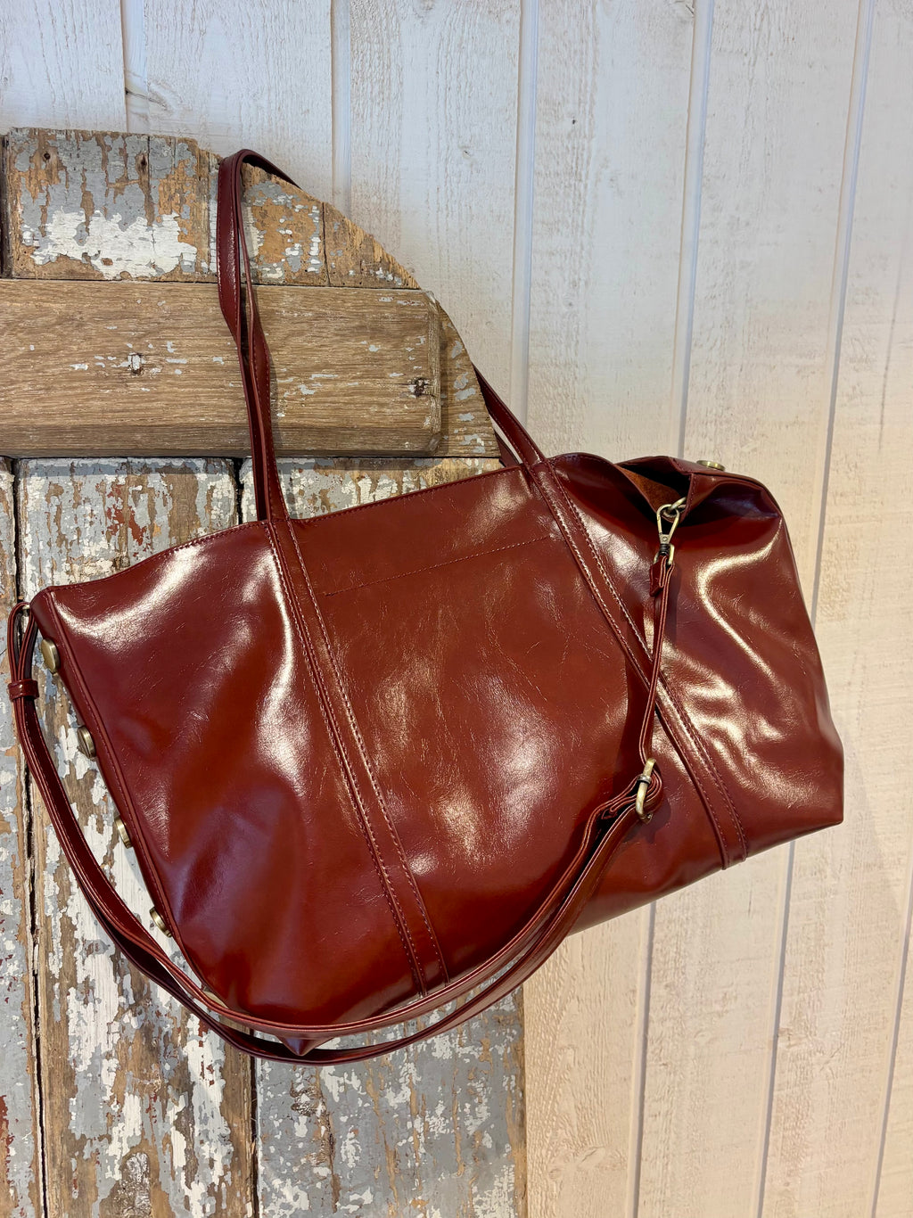 Sac cabas bordeaux à détails métalliques